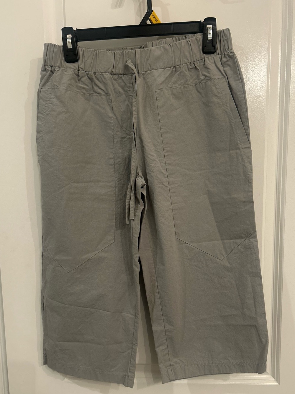 Ladies Elastic-Waist Gray Casual Capris
